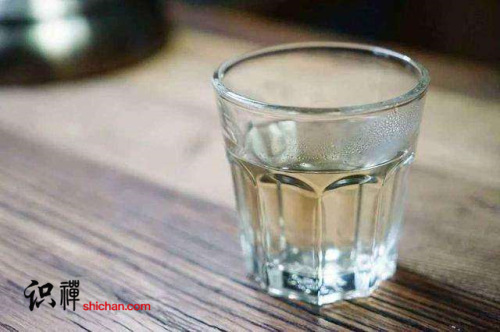 空杯才可以裝水，空房才可以住人